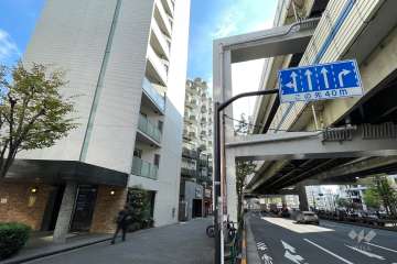 敷地西側の前面道路