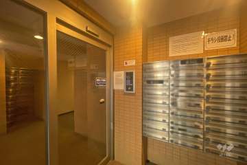 エントランスはオートロック付きです。