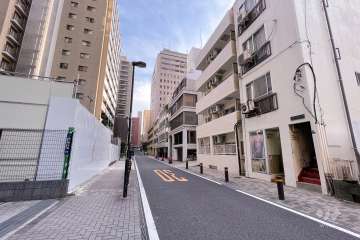 敷地東側の前面道路（北側から）