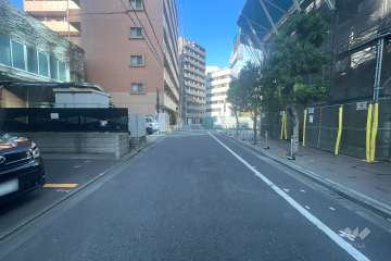敷地東側の前面道路（南側から）