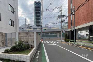 敷地の北西側前面道路（北東側から）