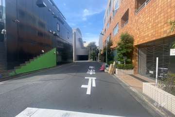 敷地南側の前面道路（東側から）