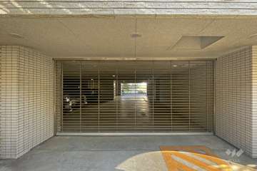 駐車場の出入り口（リングシャッター付き）