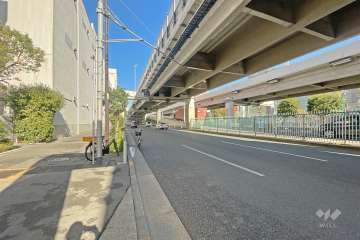 敷地の南東側前面道路は海岸通りです（南西側から）