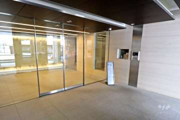 エントランスはオートロック付きです。