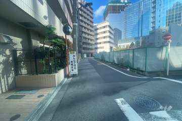 敷地東側の前面道路（南側から）