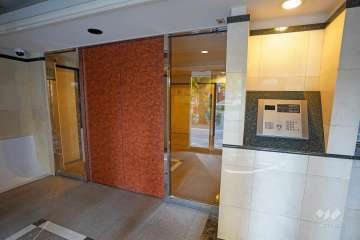 エントランスはオートロック付きです。