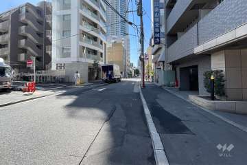 敷地の東側前面道路（北側から）