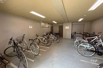 屋内に設けられた駐輪場