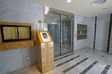 エントランスはオートロック付きです。