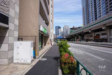 敷地南側前面道路は明治通りです（西側から）。
