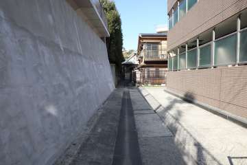 敷地西側の前面道路（南側から）