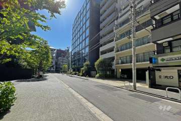 敷地の南東側前面道路（北東側から）