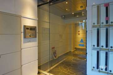 エントランスはオートロック付きです。　