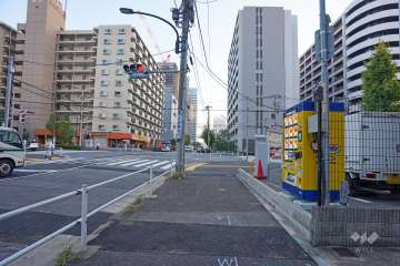 敷地東側の前面道路（北側から）