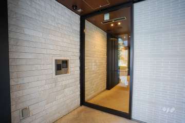 エントランスはオートロック付きです。　