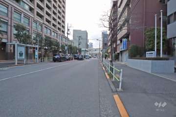 敷地北側の前面道路（東側から）