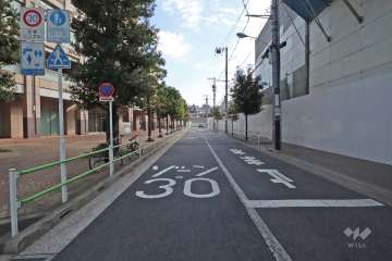 敷地西側の前面道路（北側から）