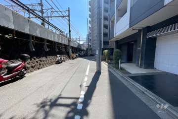 敷地南東側の前面道路（北東側から）