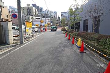 敷地東側の前面道路（北側から）