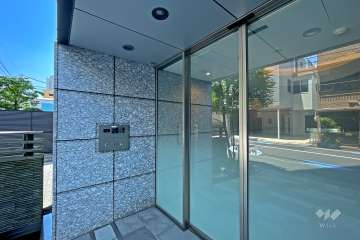 エントランスはオートロック付きです。