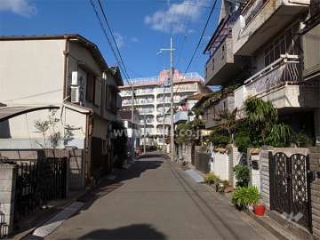 周辺はマンションと一戸建てが混在する静かな住宅地です。