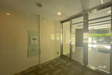 エントランスはオートロック付きです。