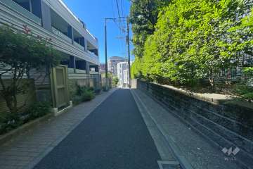 敷地北西側の前面道路（北東側から）