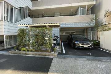 敷地内駐車場（屋外平面式）と駐輪場