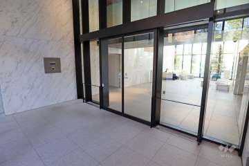 エントランスはオートロック付です。