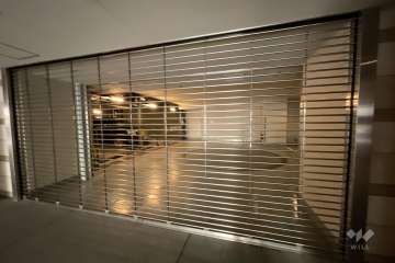 駐車場の出入り口（リングシャッター付き）