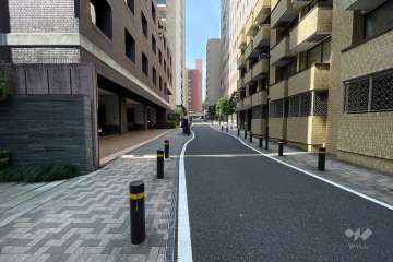 敷地北西側の前面道路（北東側から）