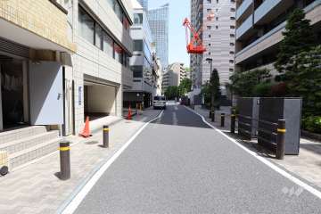 敷地の北西側の前面道路（南西側から）