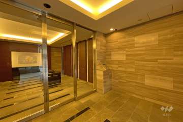 エントランスはオートロック付きです。