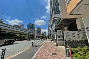 敷地南側の前面道路（東側から）