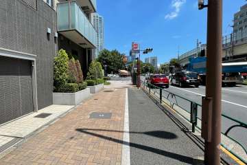 敷地南側の前面道路（西側から）
