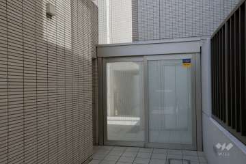 エントランスはオートロック付きです。