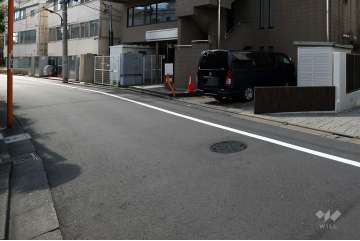 敷地の南側前面道路（東側から）