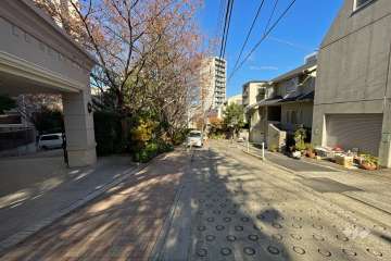 敷地東側は明治坂に面しています。