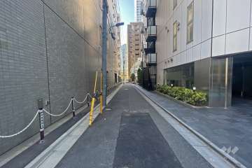 敷地東側の前面道路（北側から）
