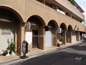1階部分は店舗になっています。