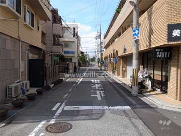周辺は区画が整っており、住宅と各種商業施設が混在しています。