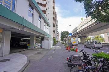 敷地東側の前面道路（南側から）