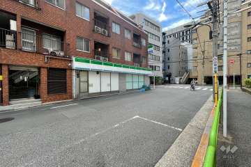 敷地北側の前面道路（北東側から）