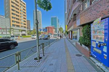 敷地の西側前面道路は国道1号線です（南側から）。