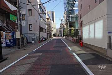 敷地の北西側の前面道路（南西側から）