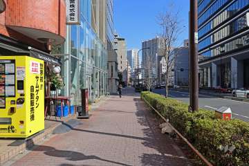 敷地の南東側の前面道路（北東側から）