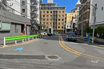 敷地の南側前面道路（西側から）