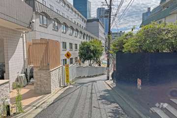 敷地の西側前面道路は檜坂で、自然豊かな『檜町公園』に面しています（北側から）。