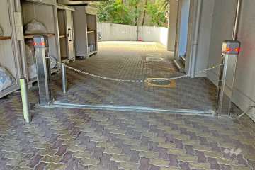 駐車場の出入口(ロボットゲート付き)